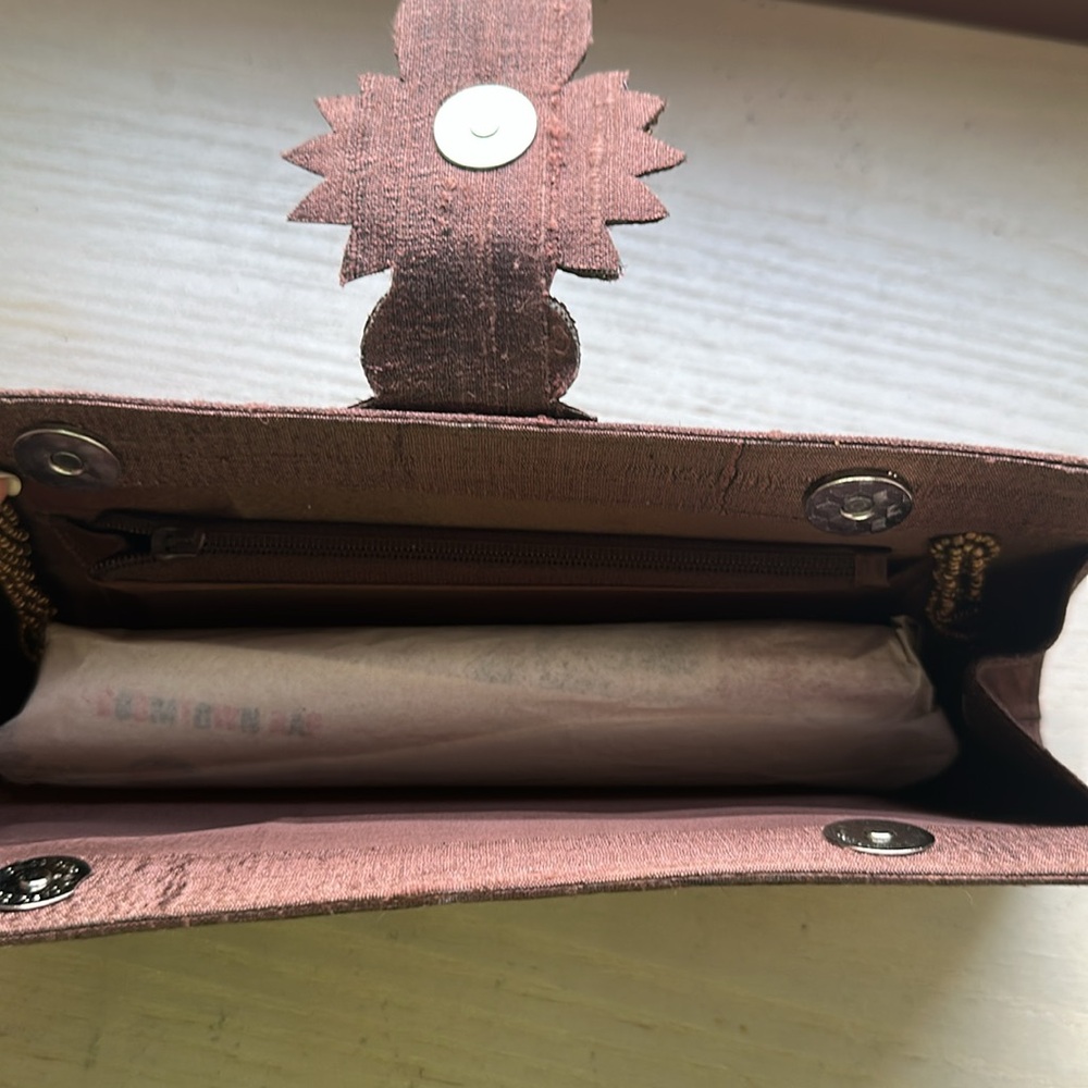 Elegant hand-embroidered clutch in brown - Picture 3 of 3